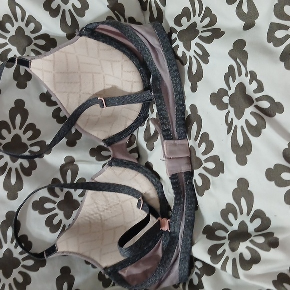 Victoeias Secret - Picture 2 of 5